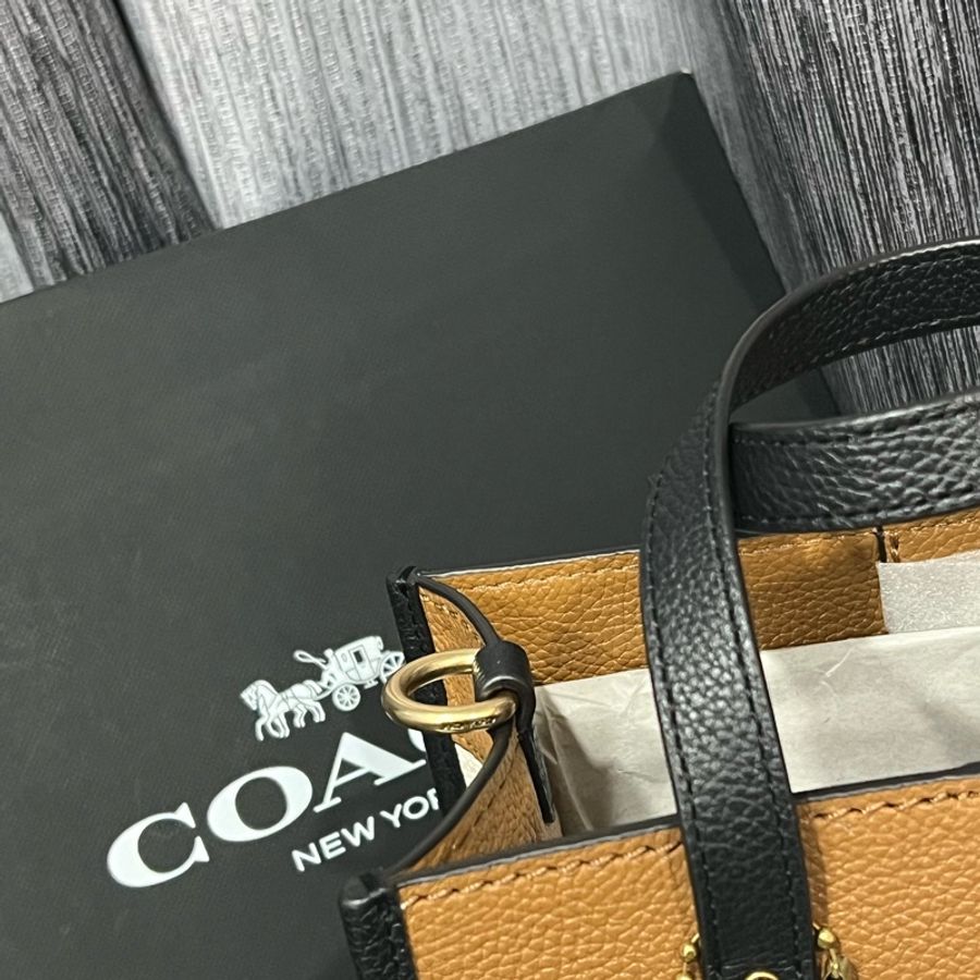 COACH FIELD 22 徽章撞色托特手袋-1