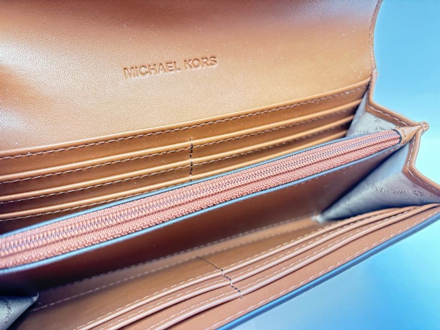 Michael kors 壓紋logo 信封長夾-5