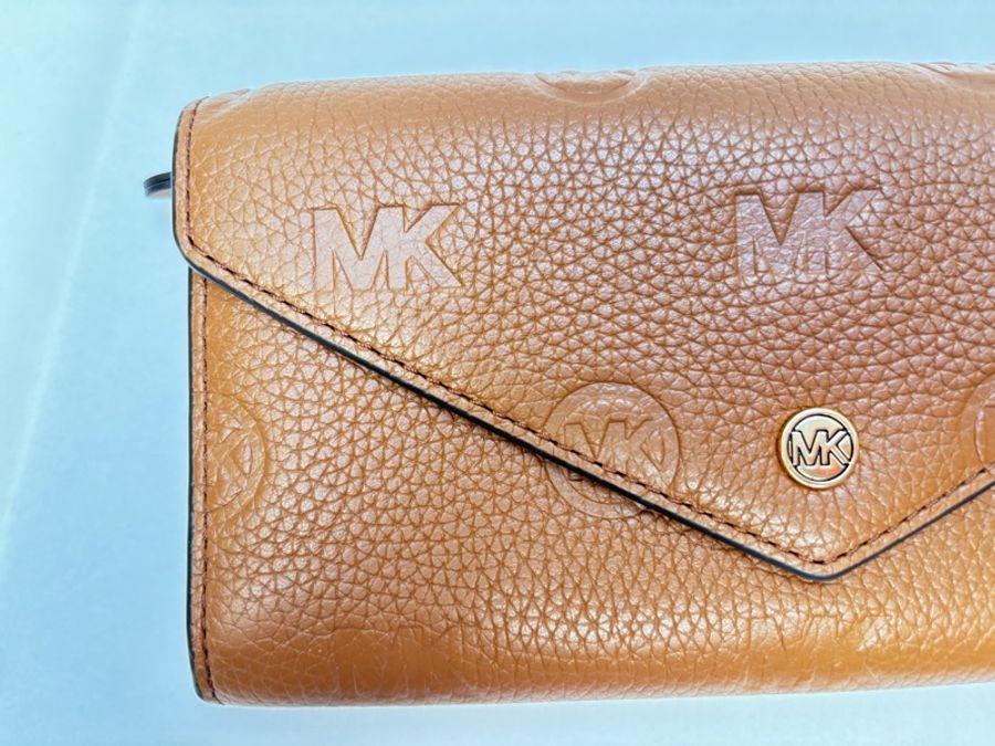 Michael kors 壓紋logo 信封長夾-6