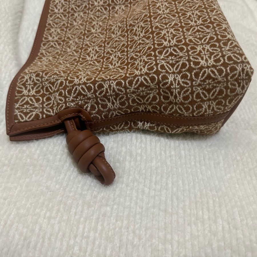 Loewe Flamenco 緹花Anagram小牛皮手拿包-9