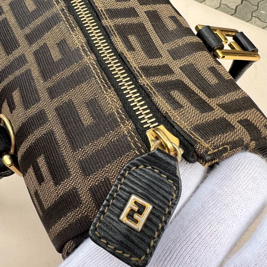 【FENDI】老花波士頓包-12