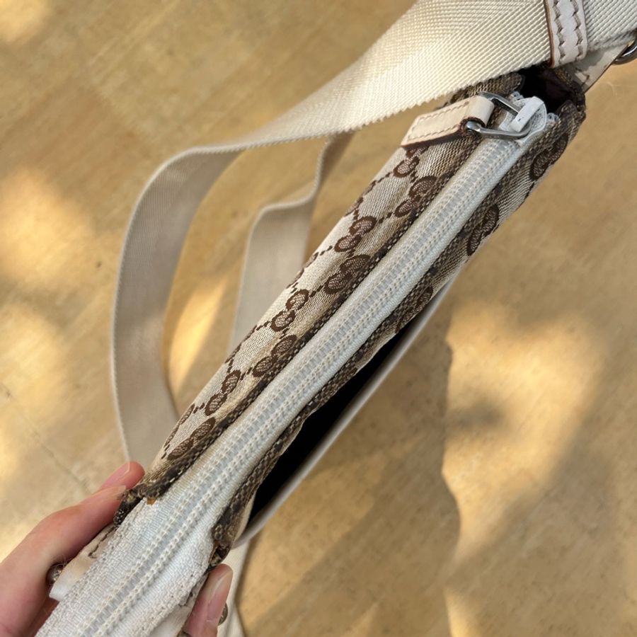 Gucci 白皮革緹花斜背包-9