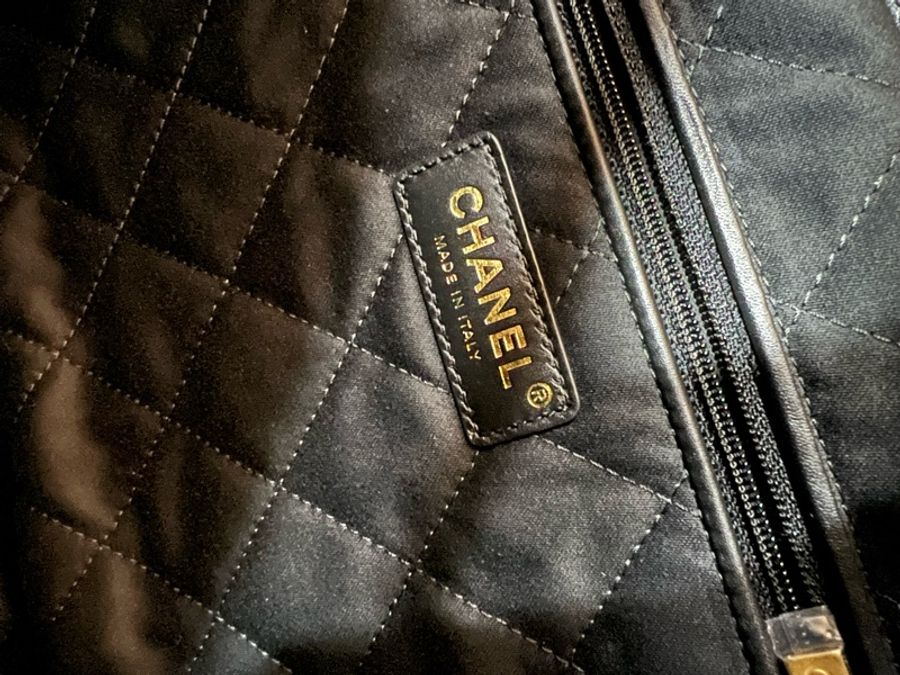 Chanel AS3261 黑色 金釦 22 中號 垃圾袋 肩背包-6