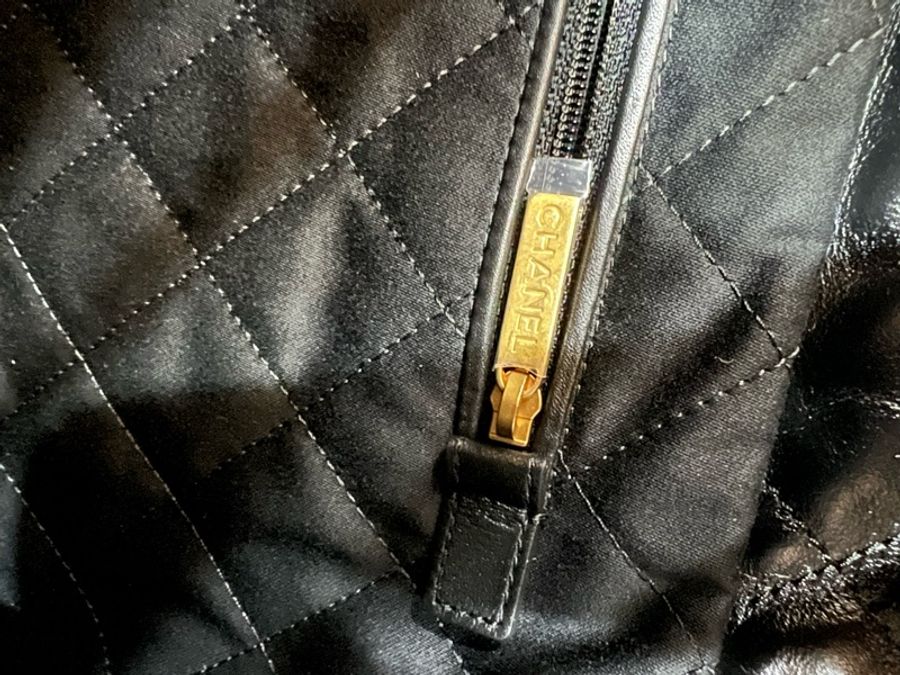 Chanel AS3261 黑色 金釦 22 中號 垃圾袋 肩背包-12