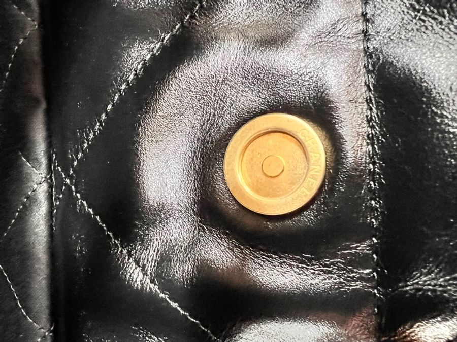 Chanel AS3261 黑色 金釦 22 中號 垃圾袋 肩背包-13
