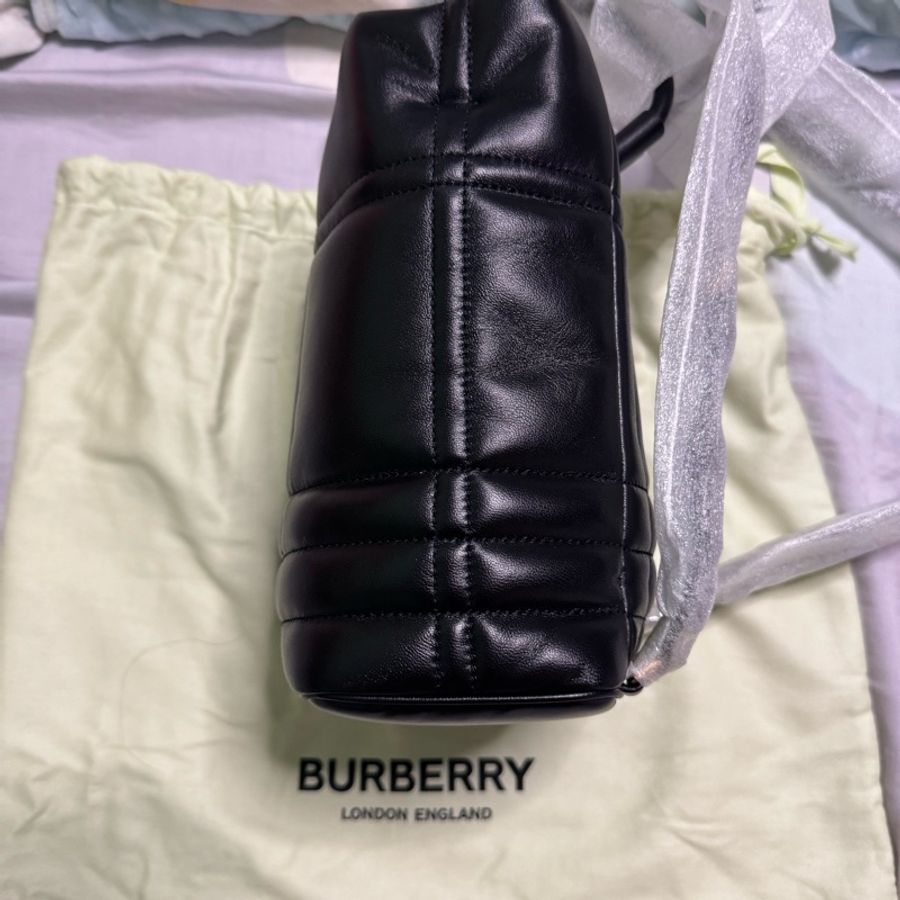【BURBERRY】Lola 金屬B LOGO 絎縫紋皮革小羊皮後背水桶包(黑/mini)-6