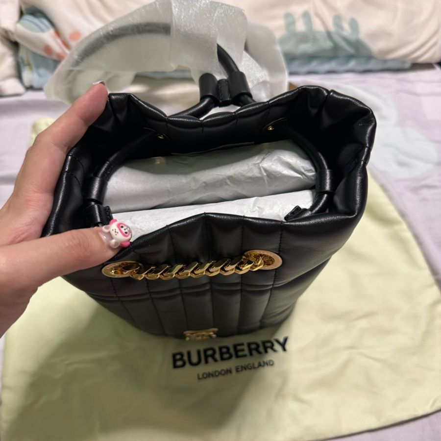 【BURBERRY】Lola 金屬B LOGO 絎縫紋皮革小羊皮後背水桶包(黑/mini)-9