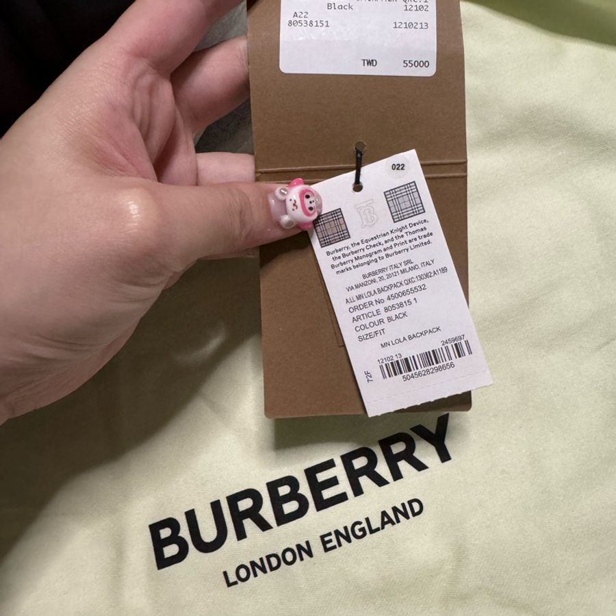 【BURBERRY】Lola 金屬B LOGO 絎縫紋皮革小羊皮後背水桶包(黑/mini)-12