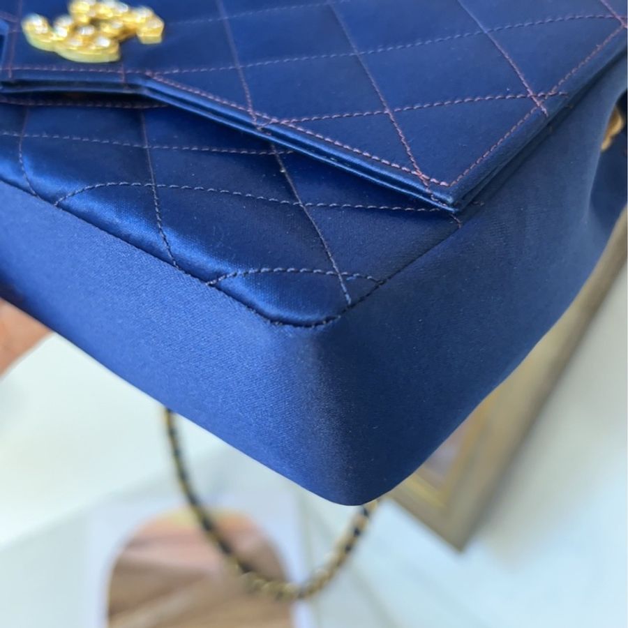 Chanel vintage 藍色緞面鑽釦鏈條包-3