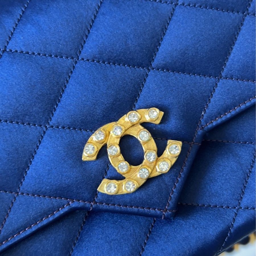 Chanel vintage 藍色緞面鑽釦鏈條包-6