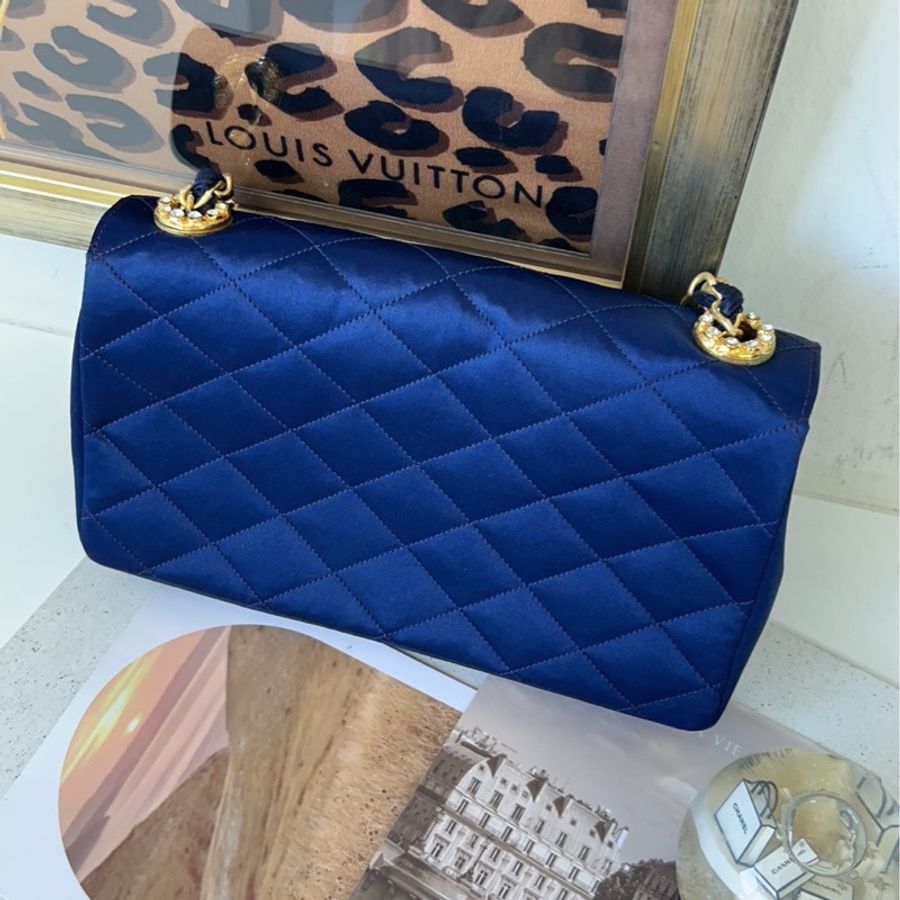 Chanel vintage 藍色緞面鑽釦鏈條包-7
