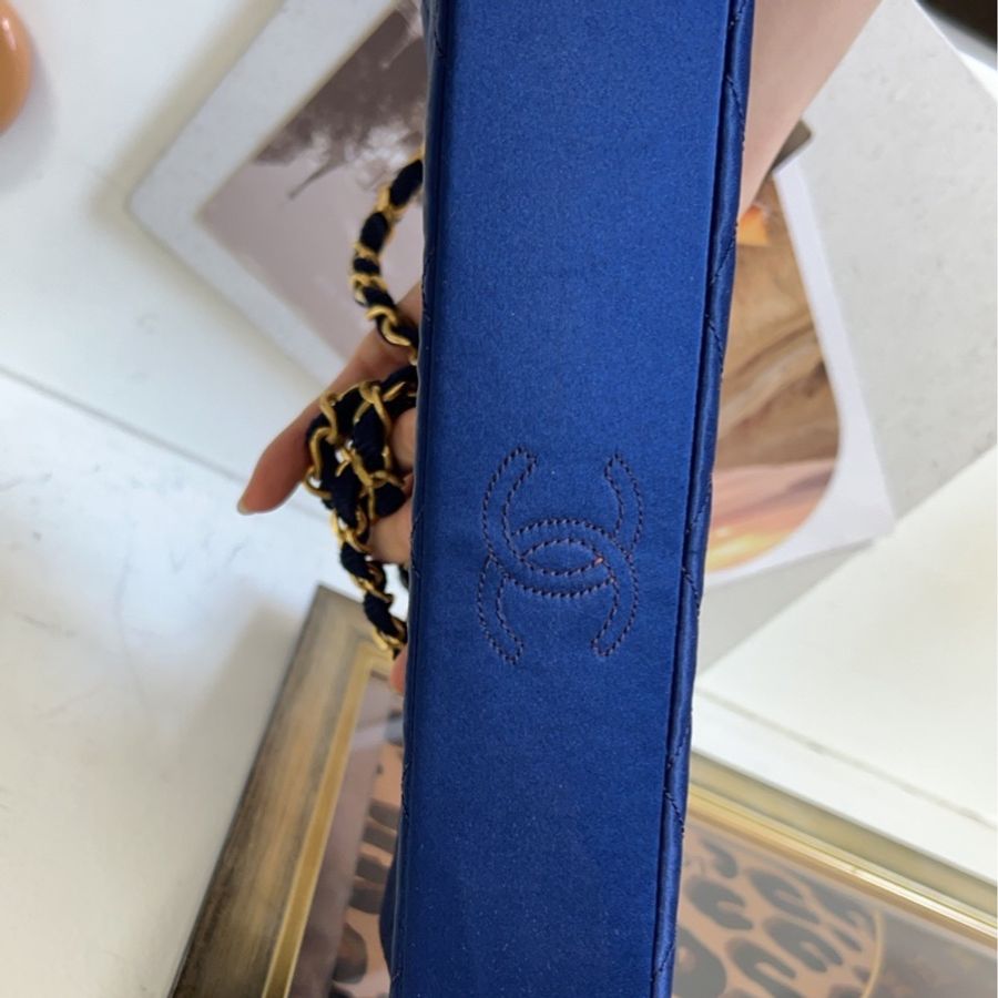 Chanel vintage 藍色緞面鑽釦鏈條包-8
