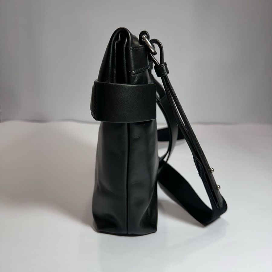 Wearable Pouch小牛皮磁扣斜背包 黑色-3