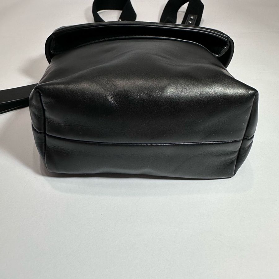 Wearable Pouch小牛皮磁扣斜背包 黑色-5