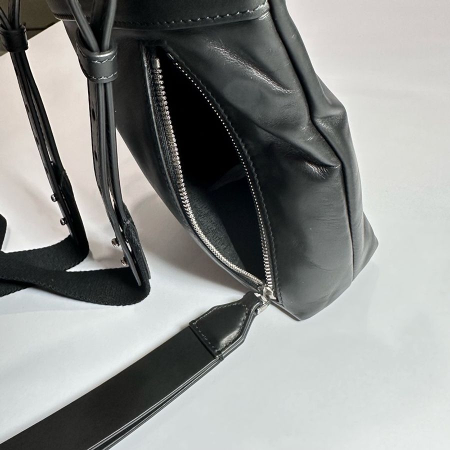 Wearable Pouch小牛皮磁扣斜背包 黑色-11