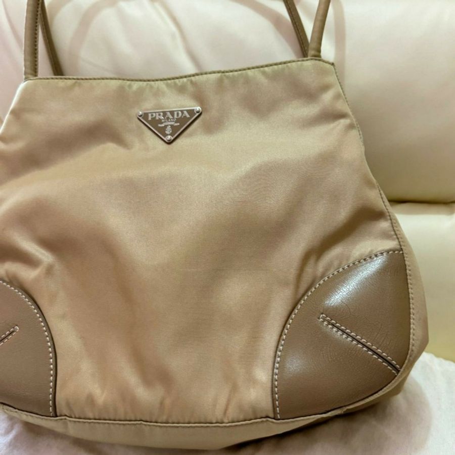 新品上架 現貨 🔥💖 ✨🔥💖甜價 ✨Prada 奶茶棕上肩包 Prada classic tote bag beige Prada 降落傘上肩包-12