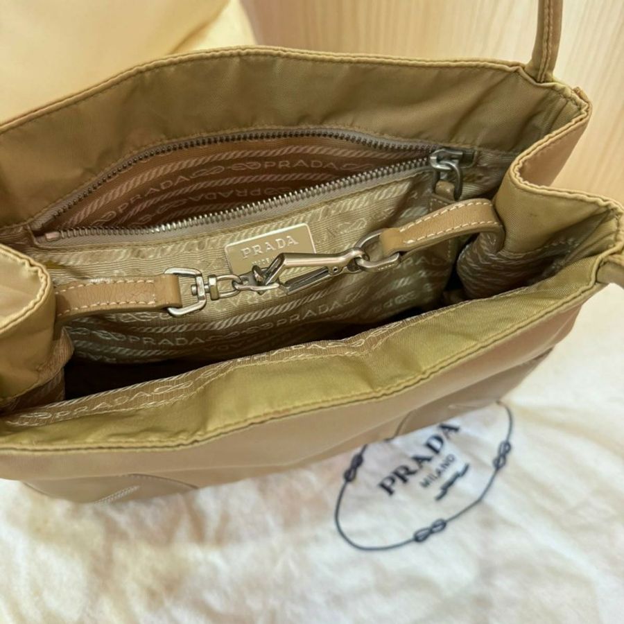 新品上架 現貨 🔥💖 ✨🔥💖甜價 ✨Prada 奶茶棕上肩包 Prada classic tote bag beige Prada 降落傘上肩包-16