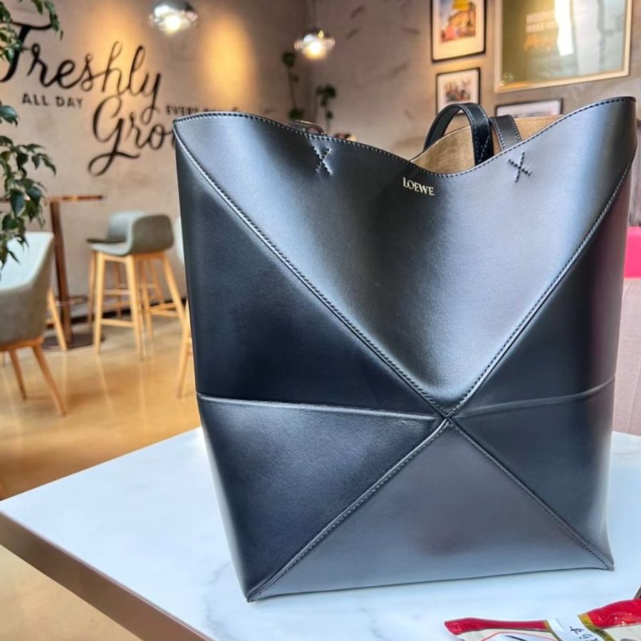 🎉新品好折扣✨Loewe 亮面小羊皮 中款 Puzzle 折疊托特包 黑色-3