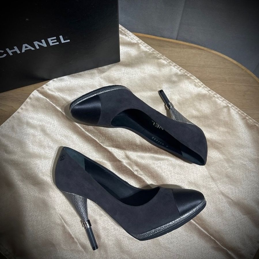 Chanel Clogo雙色鞋 灰黑麂皮高跟鞋 38.5 grey Calfskin Satin Cap Toe CC Pumps-5