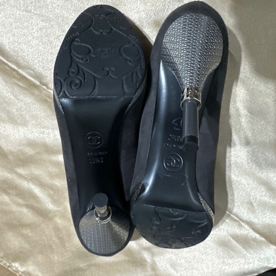 Chanel Clogo雙色鞋 灰黑麂皮高跟鞋 38.5 grey Calfskin Satin Cap Toe CC Pumps-8