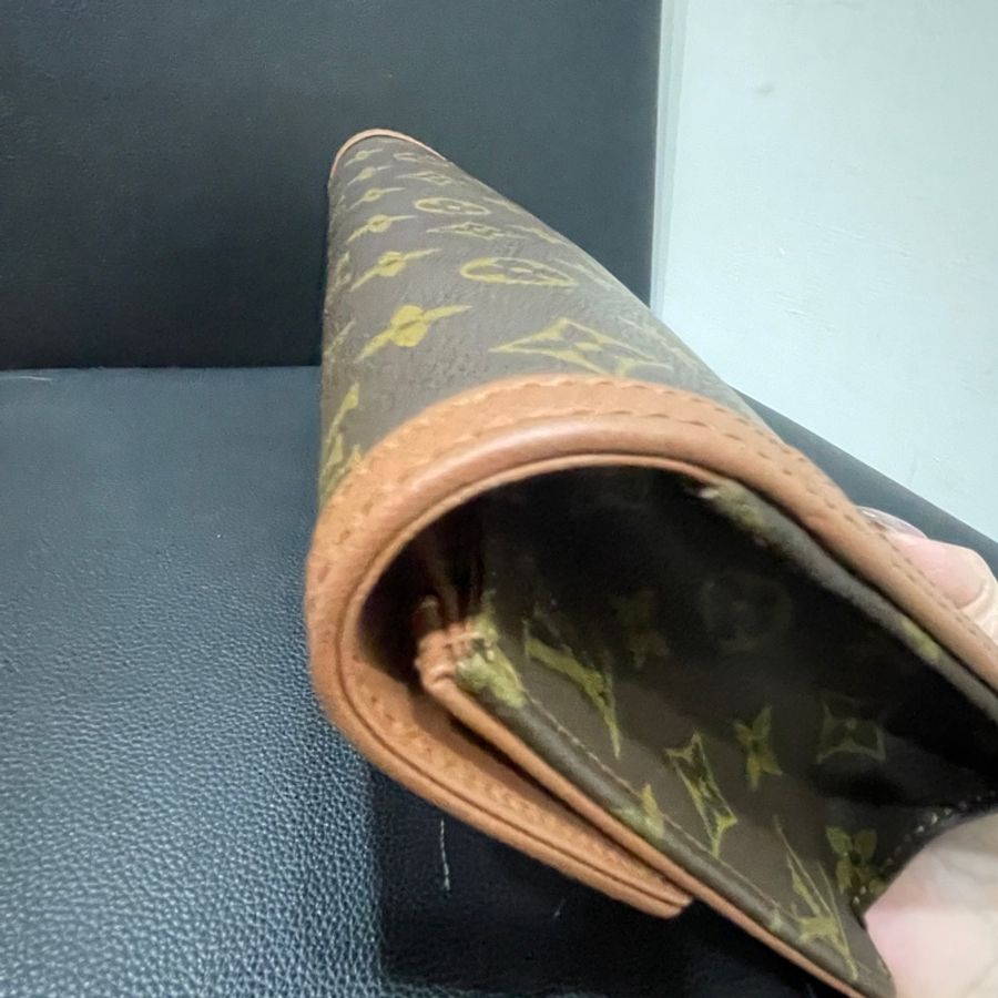 LV老花手拿包-9