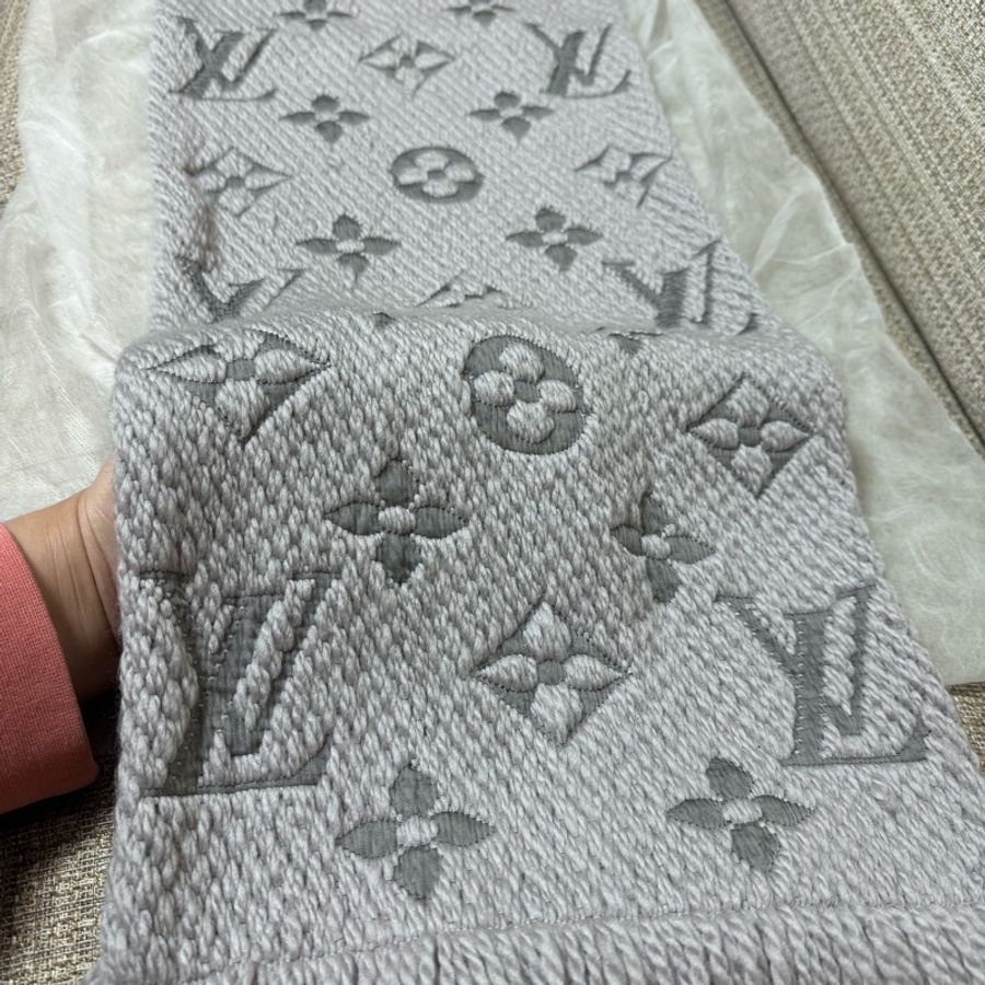 LV M74742 Monogram 紋繡花灰色羊毛混紡圍巾-1