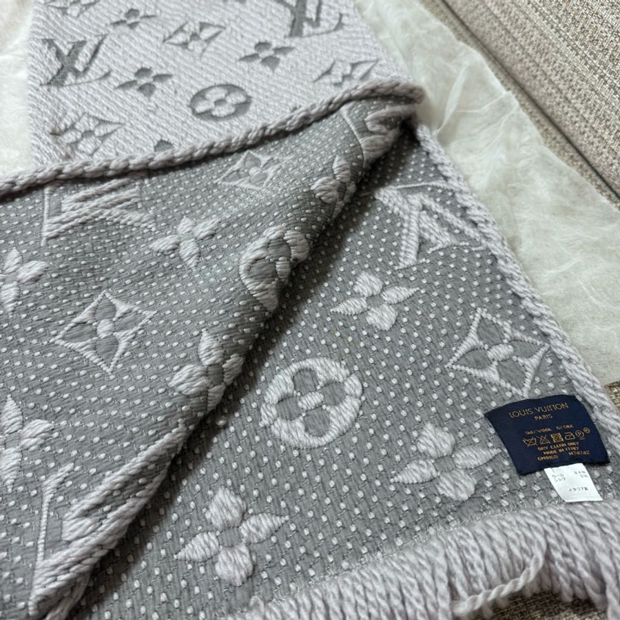LV M74742 Monogram 紋繡花灰色羊毛混紡圍巾-3