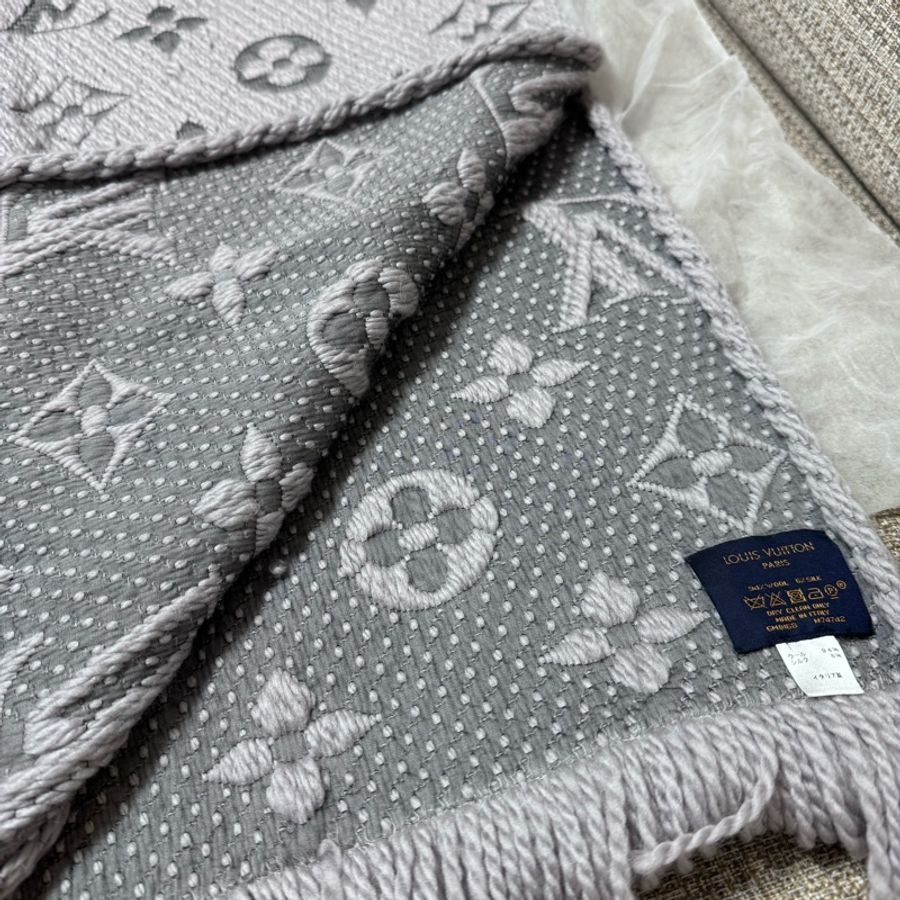 LV M74742 Monogram 紋繡花灰色羊毛混紡圍巾-4