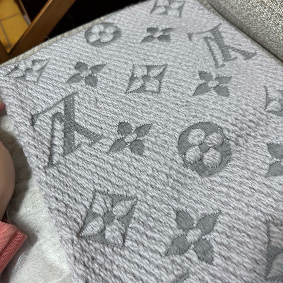 LV M74742 Monogram 紋繡花灰色羊毛混紡圍巾-5