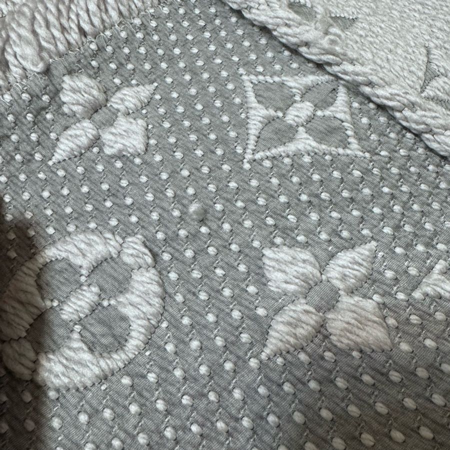 LV M74742 Monogram 紋繡花灰色羊毛混紡圍巾-7