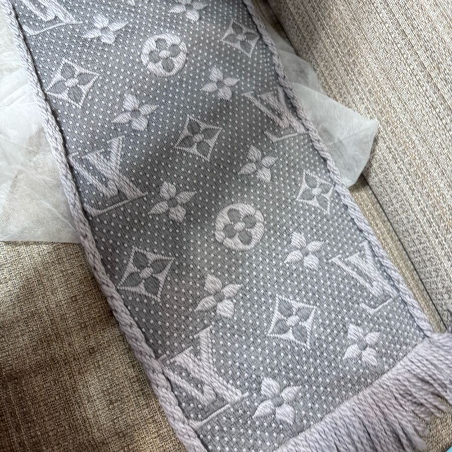 LV M74742 Monogram 紋繡花灰色羊毛混紡圍巾-10