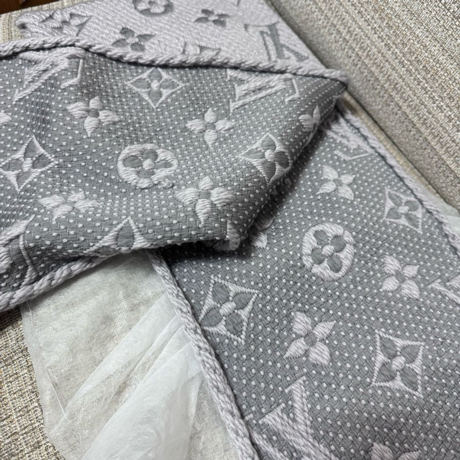 LV M74742 Monogram 紋繡花灰色羊毛混紡圍巾-14