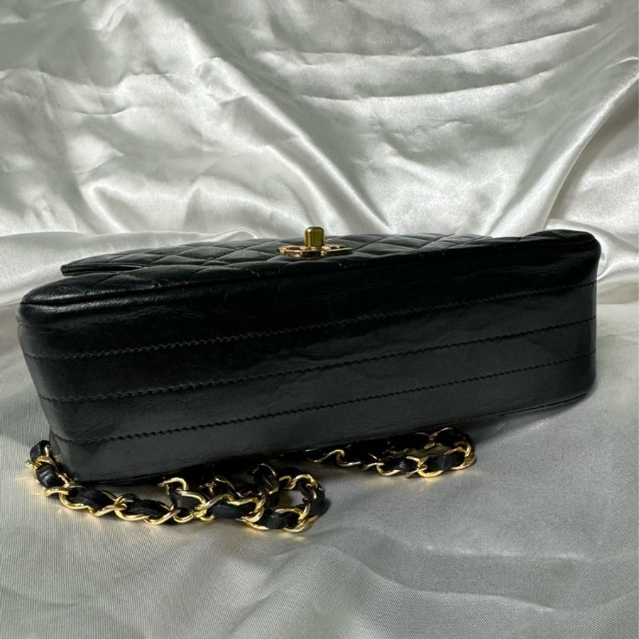 👜 Chanel Half Moon Lambskin Flap Bag 經典羊皮半月包-8