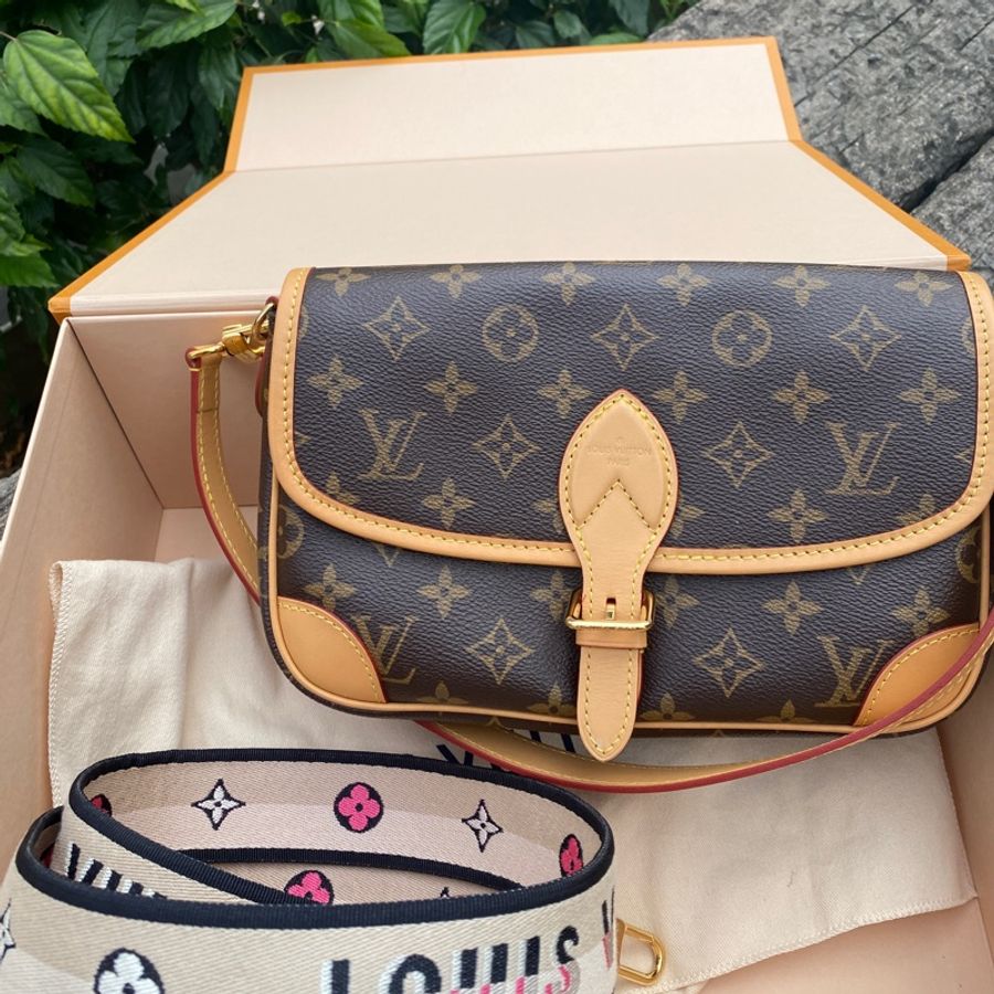 近新LV 原花Diane Monogram帆布法棍包斜背肩背包M45985-0