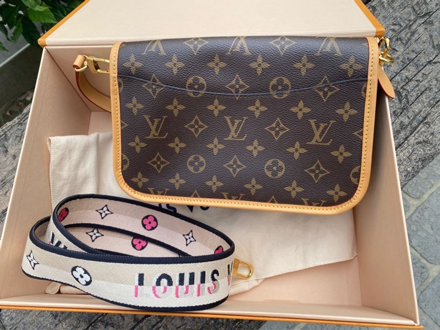 近新LV 原花Diane Monogram帆布法棍包斜背肩背包M45985-4