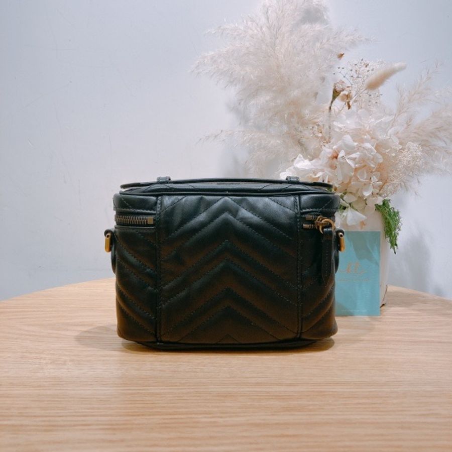 GUCCI 古馳經典GG金扣V紋黑色化妝包包GG MARMONT MINI TOP HANDLE BAG-1