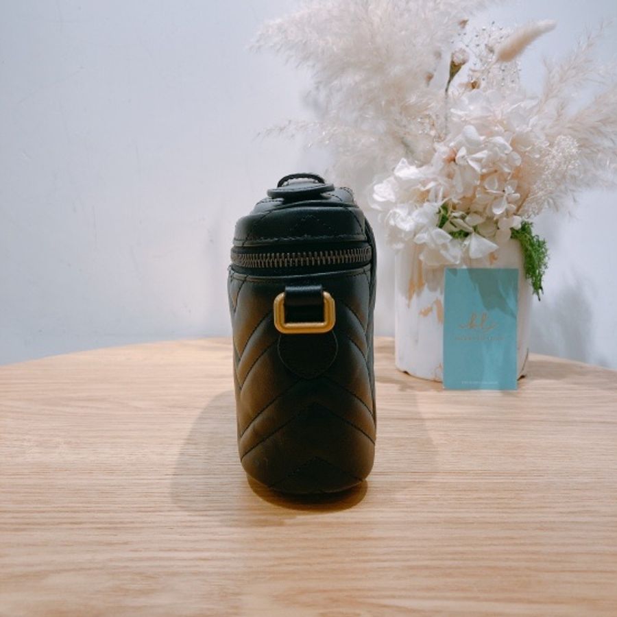 GUCCI 古馳經典GG金扣V紋黑色化妝包包GG MARMONT MINI TOP HANDLE BAG-3