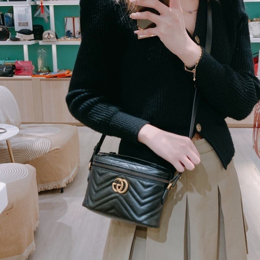 GUCCI 古馳經典GG金扣V紋黑色化妝包包GG MARMONT MINI TOP HANDLE BAG-6