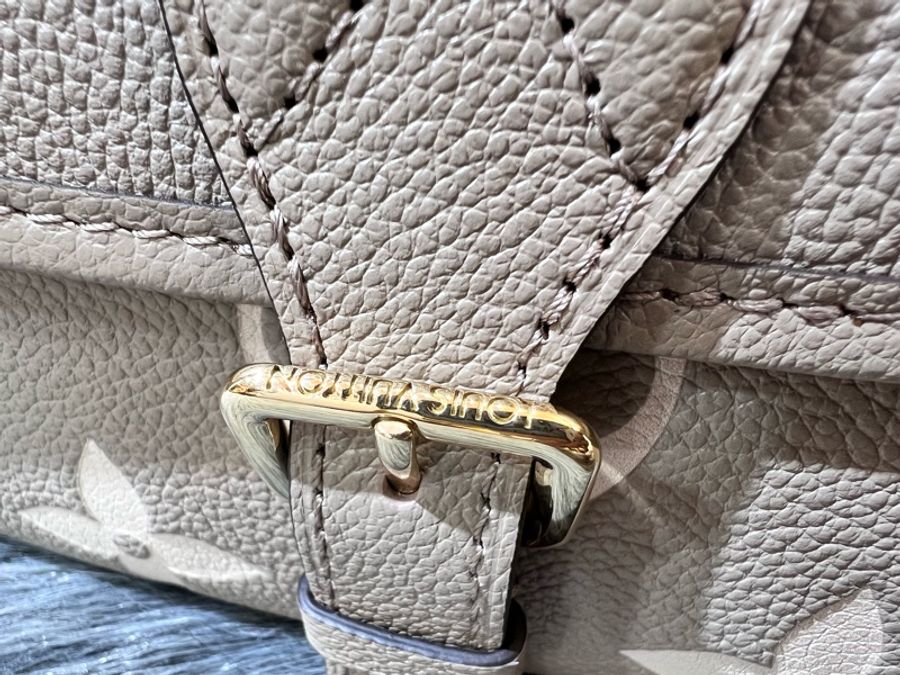 LV M46583 灰色 大象灰 荔枝皮 金釦 皮革壓紋 Diane 法棍 斜背包 肩背包-12