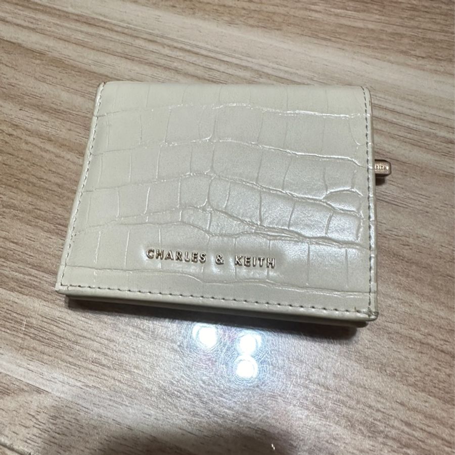 Charles&Keith 鱷魚紋拉鍊短夾(奶油白）-4