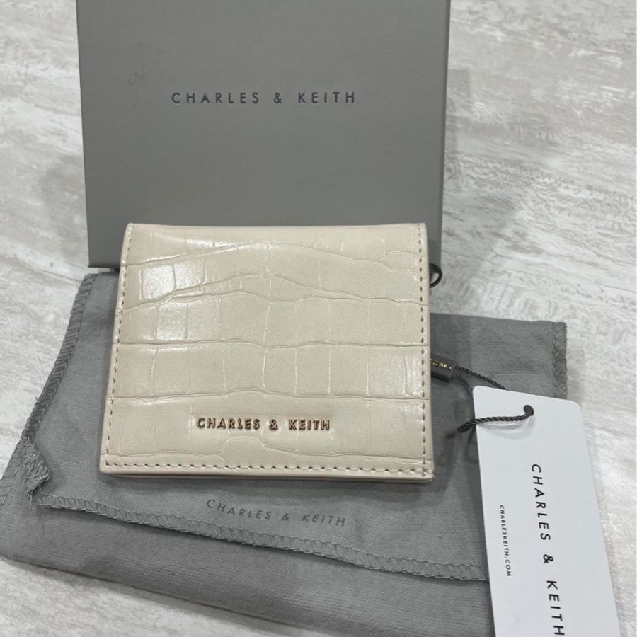 Charles&Keith 鱷魚紋拉鍊短夾(奶油白）-7