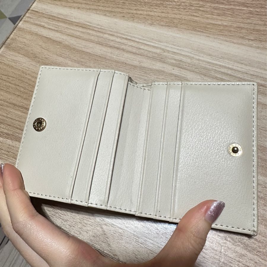 Charles&Keith 鱷魚紋拉鍊短夾(奶油白）-10
