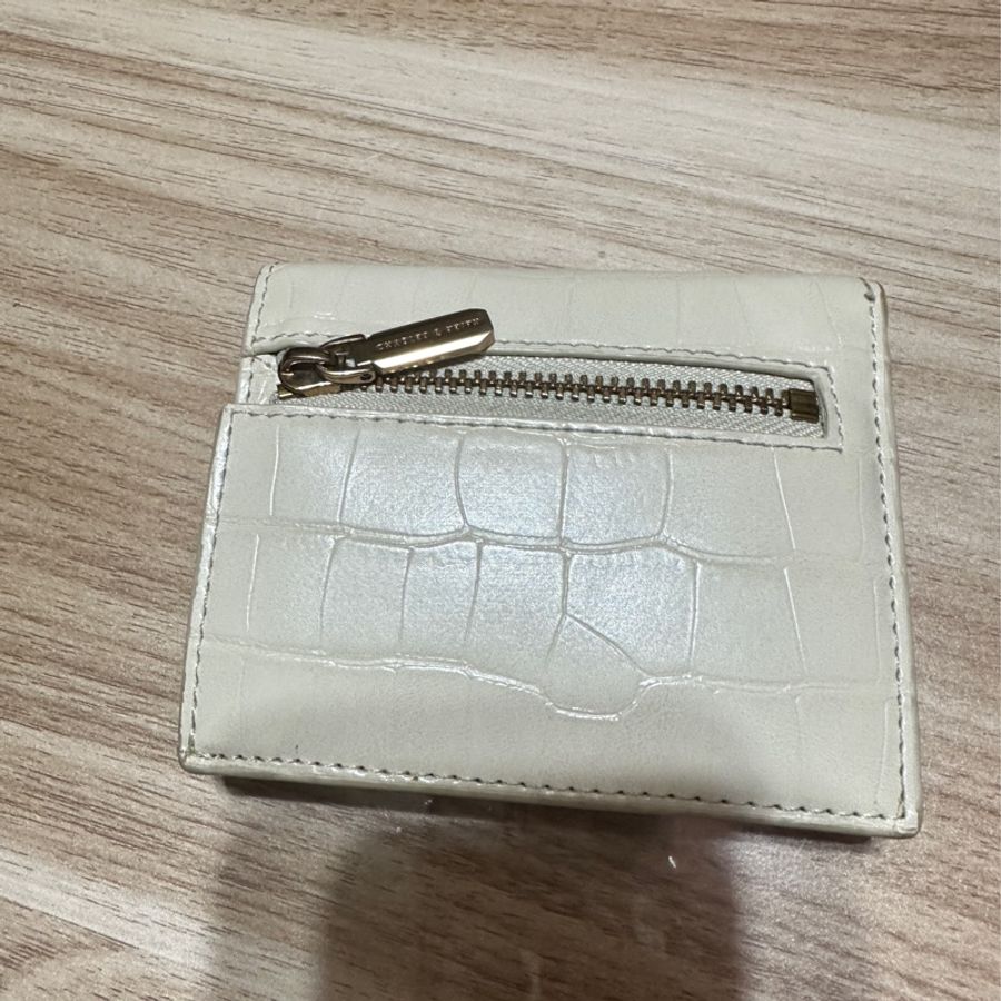 Charles&Keith 鱷魚紋拉鍊短夾(奶油白）-12