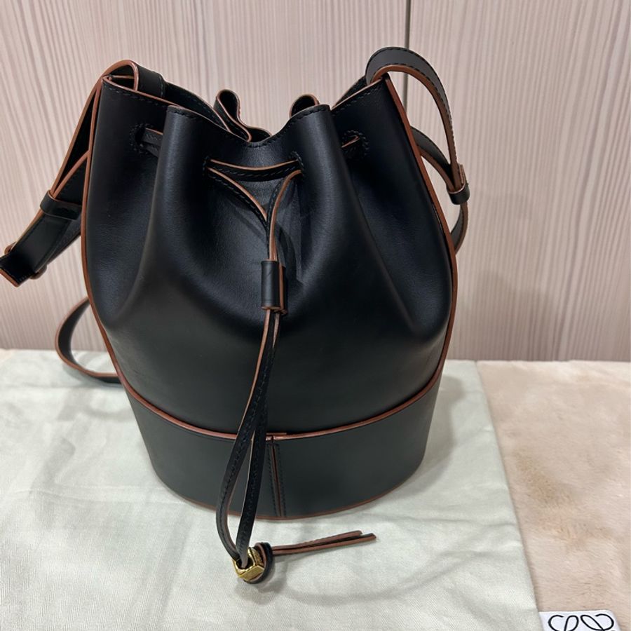 LOEWE Balloon 牛皮小型束口斜背氣球水桶包(黑色)-5