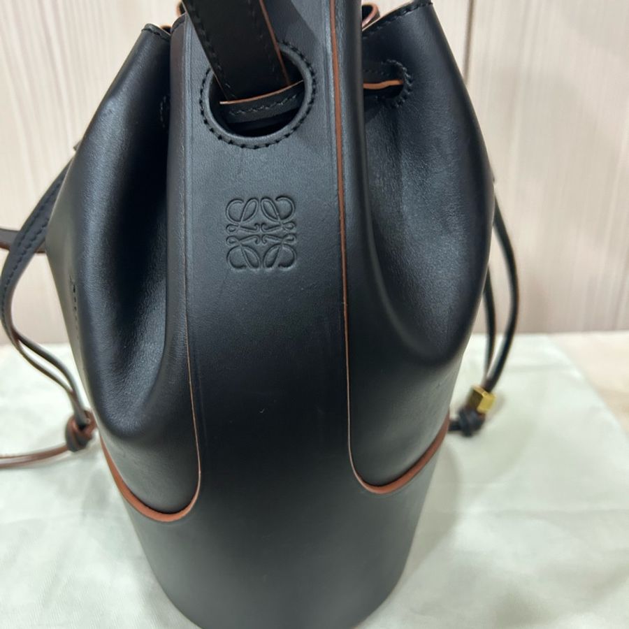 LOEWE Balloon 牛皮小型束口斜背氣球水桶包(黑色)-7