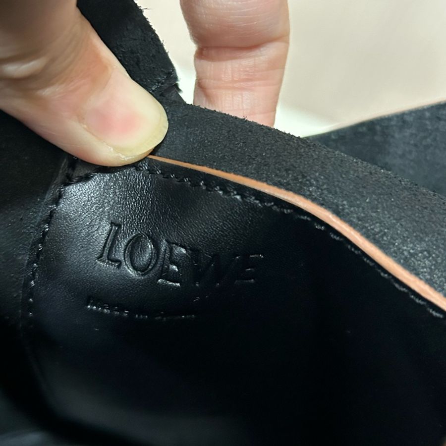 LOEWE Balloon 牛皮小型束口斜背氣球水桶包(黑色)-12