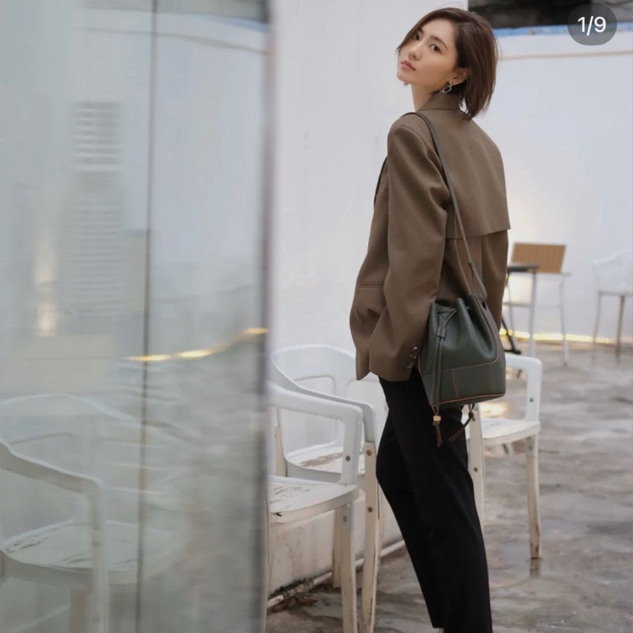 LOEWE Balloon 牛皮小型束口斜背氣球水桶包(黑色)-18