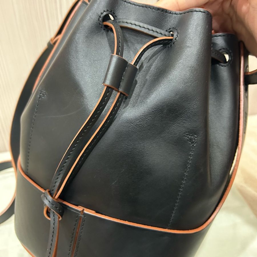 LOEWE Balloon 牛皮小型束口斜背氣球水桶包(黑色)-23