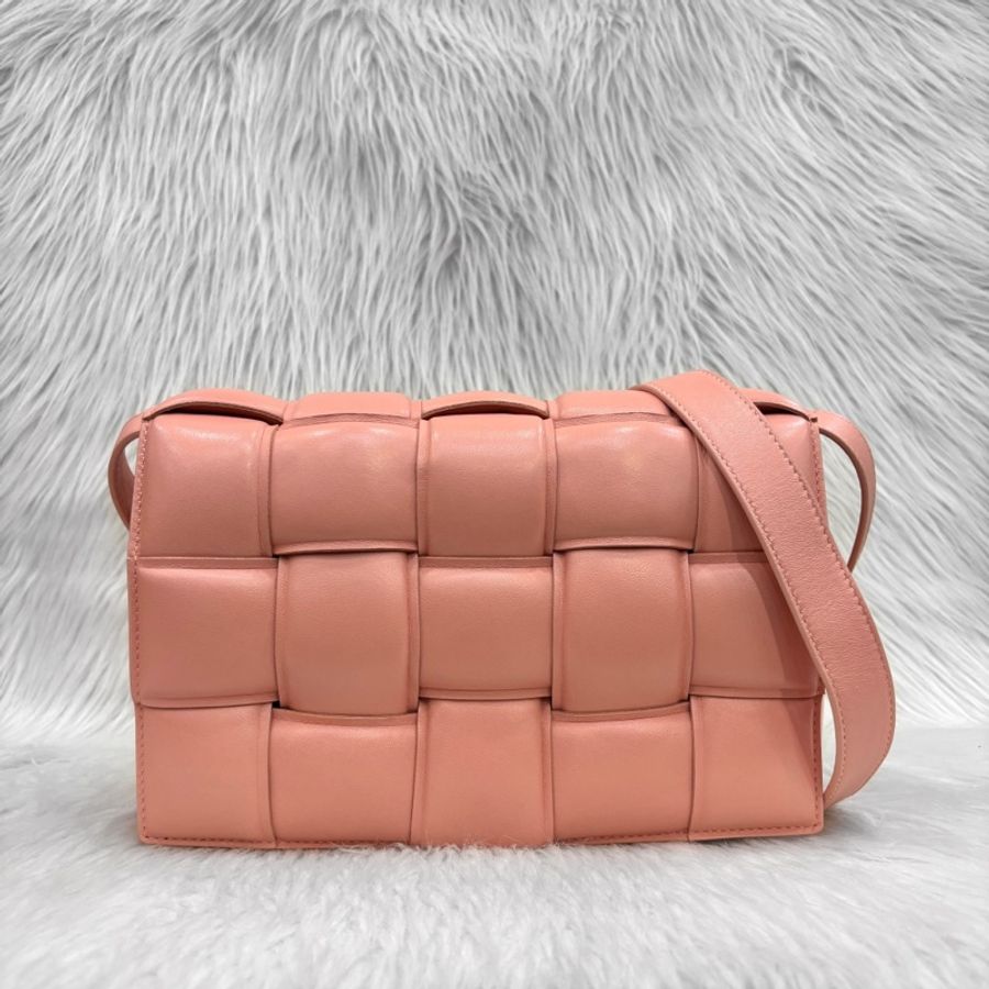 Bottega Veneta 591970粉色羊皮枕頭包Padded Cassette-0