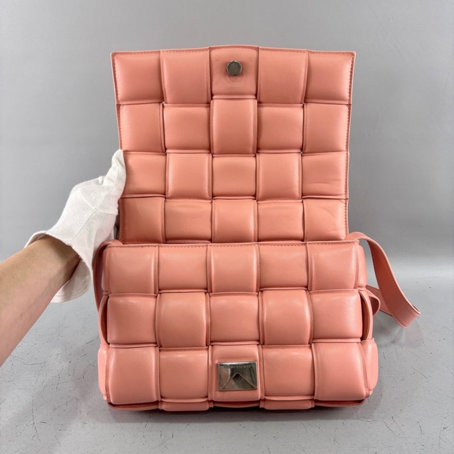 Bottega Veneta 591970粉色羊皮枕頭包Padded Cassette-13